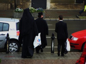 Genial...unos sacerdotes ortodoxos saliendo del templo con bolsas de la compra. Lugar de la blasfemia: Cluj-Napoca, Rumanía.